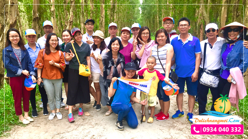 Du khách chụp ảnh lưu niệm tại rừng Tràm Trà Sư - An Giang