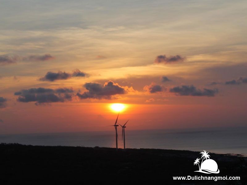 Ngắm mặt trời lặn từ hải đăng trên đảo Phú Quý