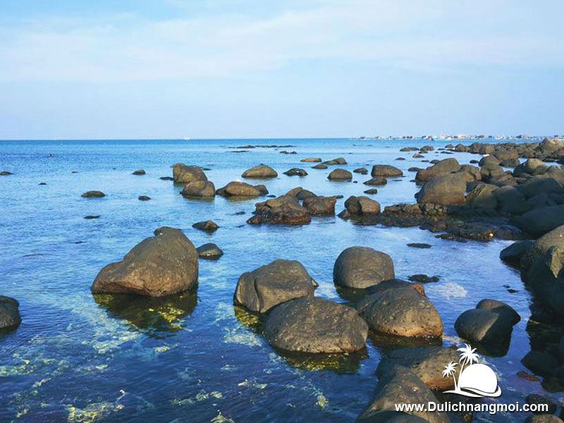 Những hòn đá quanh đảo Phú Quý