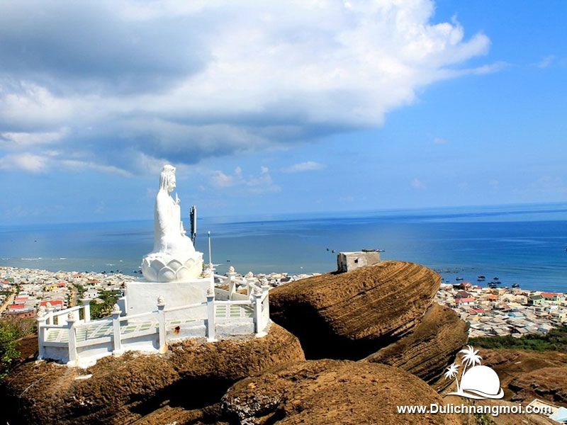 Tượng Đức Mẹ Quan Âm nhìn ra biển trên đảo Phú Quý
