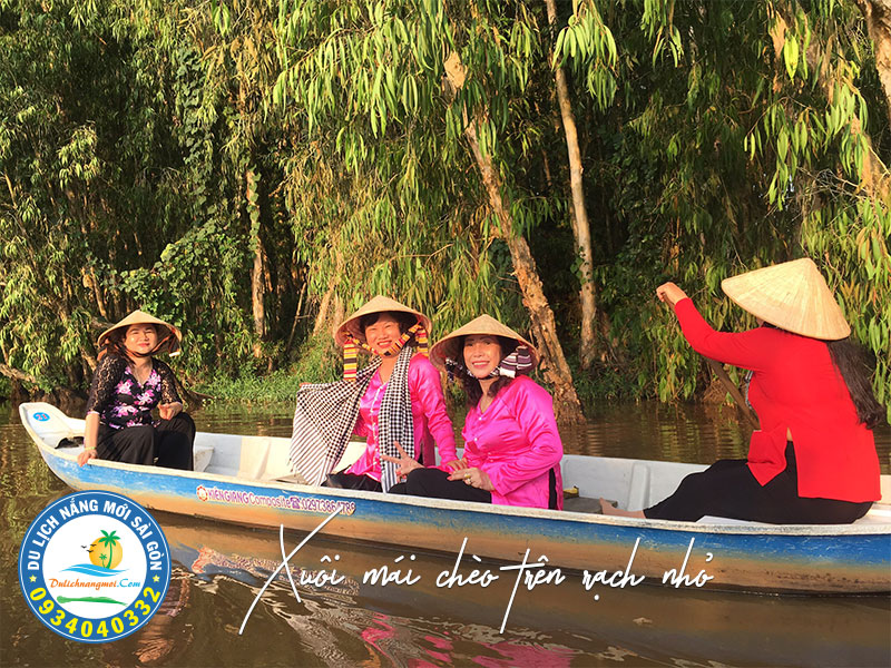 Đò len lỏi qua con rạch nhỏ trong ánh chiều tà