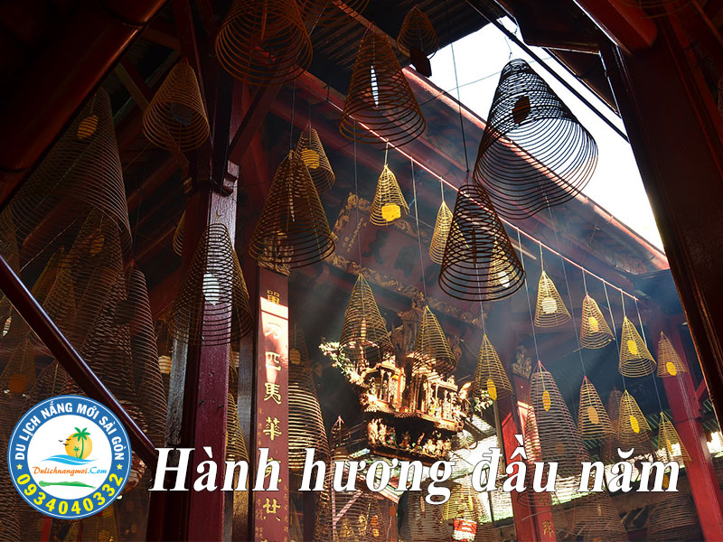 Khói nhang nghi ngút ngày đầu năm